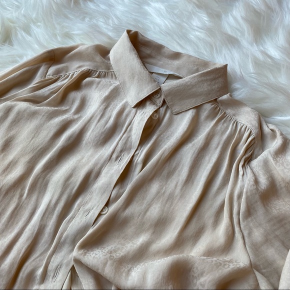 Cream colored blouse with subtle leopard print - Picture 2 of 7